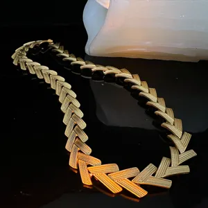 Collana con maglie a chevron color oro vintage elegante gioiello da donna stile