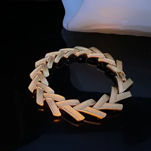 Primo piano dettagliato del bracciale metallico con maglie a V e finitura strutturata.