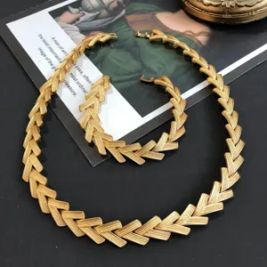 Set di collana e bracciale a maglie geometriche a V placcate in oro da donna