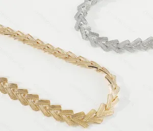Collana a catena chevron a V chic in oro e argento, design di nicchia alla moda per donne.