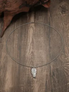 Vista dettagliata della collana con ciondolo a croce bara in stile gotico vintage, gioielli punk.