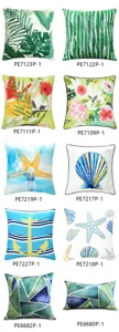 Dekorative Kissenbezüge mit tropischen Blättern und maritimen Motiven für das Sofa.