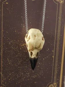 Collana con ciondolo teschio di corvo gotico vista dettagliata, gioiello teschio di uccello per Halloween.