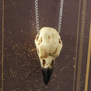 Collana con teschio di corvo gotico pendente in resina gioiello Halloween scuro regalo speciale
