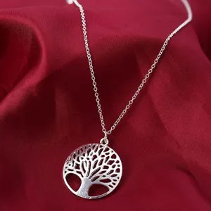 Vista di dettaglio della collana con ciondolo albero della vita color argento, primo piano.