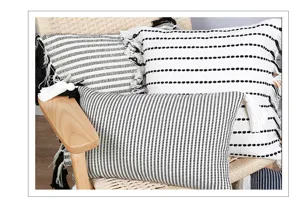 Housse de coussin touffetée marocaine glands noir et blanc déco salon canapé