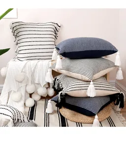 Housse de coussin jacquard de style marocain avec jolies franges et rayures en détail.