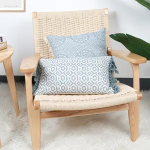 Blau-weiße geometrische Kissenhülle mit Quasten, Baumwoll gewebter Kissenbezug für das Sofa.