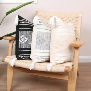 Böhmischer Kissenbezug mit Fransen und geometrischem Muster für Sofa und Wohnkultur.