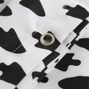 Waterdichte douchegordijn met zwart-witte koeienprint, voorzien van duurzame metalen ringen.