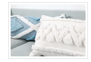 Federa per cuscino tuftata geometrica boho, cuscino lungo per divano blu e bianco strutturato.
