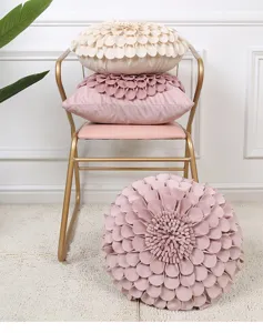 Vue détaillée de la housse de coussin ronde tournesol 3D, coussin floral de luxe pour déco.