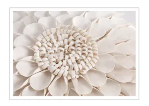 Gros plan detaille d'une housse de coussin florale 3D blanche, elegante decoration.