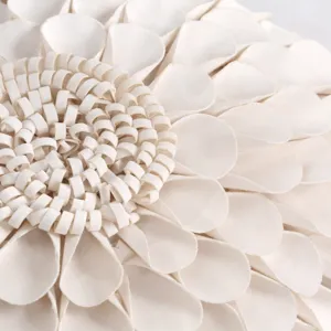 Housse de coussin fleur 3D de luxe, oreiller décoratif rond marguerite pour salon chic.