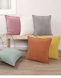 Corduroy sierkussen detailweergave, zachte textuur en moderne minimalistische huisstijl.