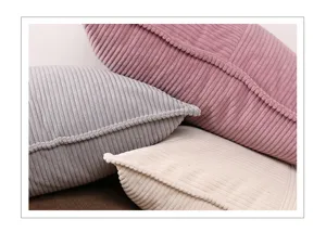 Detailopname van zachte ribfluwelen kussenhoes met fijne textuur, randen en prachtige kleuren.