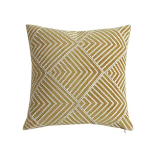 Geel witte geometrische jacquard kussenhoes voor stijlvolle en moderne bankkussens.
