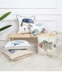 Cojín decorativo bordado y estampado con diseños de peces marinos para salas y habitaciones.
