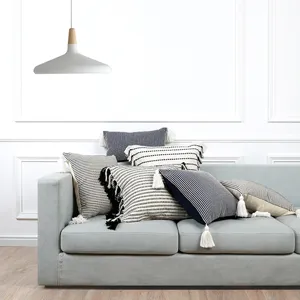 Housse de Coussin Jacquard Style Marocain Boho Rayé Noir et Blanc Glands pour Canapé