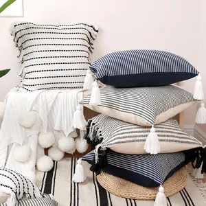 Housse de coussin berbere tuftee a franges style boho ethnique pour decoration de salon