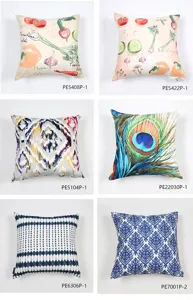 Vista detallada de fundas de cojín estampadas con motivos de frutas, geométricos y de pavos.