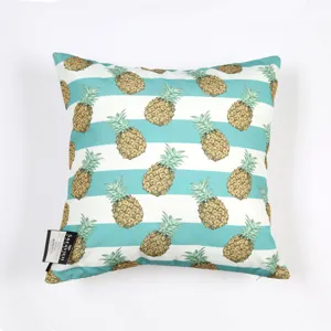 Cojín con estampado de piña tropical a rayas azules y blancas para decoración.