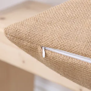 Housse de coussin en lin de jute gros plan avec fermeture eclair dissimulee rustique.