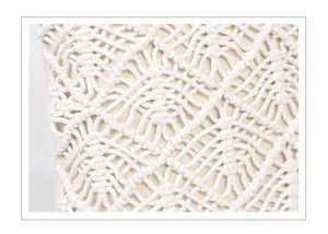 Primer plano de la funda de cojín de macramé hecha a mano, textura geométrica de algodón.