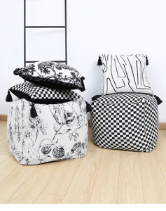 Elegante set pouf da terra in ciniglia nero e bianco e fodera per cuscino decorativa.