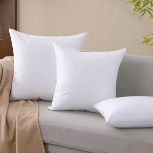 Set aus weißen Kissenfüllungen auf grauem Sofa, flauschiges Kissen für Wohnzimmer Schlafzimmer.