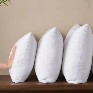 Weißes Federkissen Inlett für Schlafzimmer und Wohnzimmer, weicher und flauschiger Kissenkern.