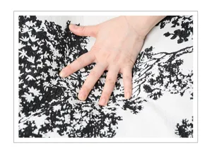 Dettaglio fodera cuscino ciniglia nero e bianco, tessuto motivo albero astratto moderno.