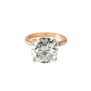 Prachtige verlovingsring in roségoud met gesimuleerde diamant en schitterende pavéstenen.