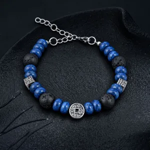 Bracelet en perles de pierre volcanique bleu noir avec breloque de pièce chinoise ancienne.