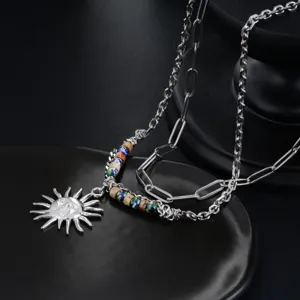 Collier pendentif soleil multicouche avec chaîne perlée vintage, accessoire de mode élégant.