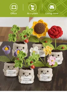 Piante in vaso all'uncinetto fatte a mano con dettagli di fiori lavorati a maglia per scrivania.