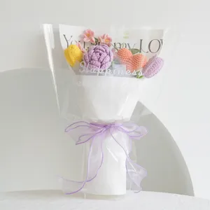 Bouquet di fiori all'uncinetto fatto a mano rosa tulipano regalo per San Valentino.