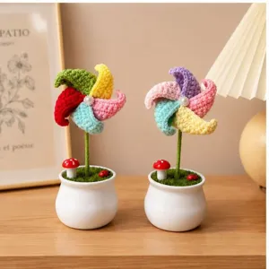 Handgemaakte gehaakte windmolen potplant, kleurrijke gebreide bloem bureaudecor.