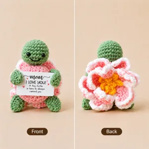 Détail de peluche tortue au crochet faits à la main avec dos de fleur et carte mignonne.