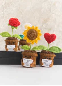 Pianta in vaso lavorata all'uncinetto supporto emotivo con carta decorazione scrivania