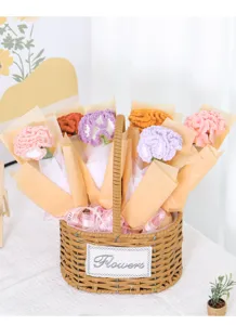 Ramo de flores de ganchillo hecho a mano en cesta, regalo exquisito para bodas y el día.