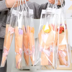 Ramo de flores de ganchillo hecho a mano en bolsa de regalo transparente con cinta