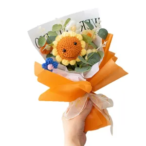 Ramo de girasoles tejido a mano en papel naranja, regalo ideal para profesores y amigos.