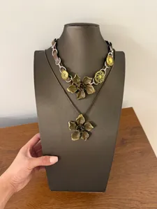 Detailansicht der retro literarischen Metall Blumen Anhänger Halskette mit Lederketten.