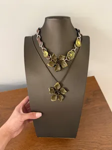 Detailansicht der Vintage künstlerischen Metall Blumen Anhänger Halskette und Leder Choker.