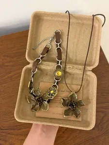 Vintage literarische Metallblume Anhänger Halskette Nischen-Design Leder Choker Schmuck