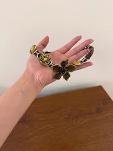 Detailansicht der Vintage Metallblume Anhänger Leder Choker Halskette mit Retro Blumenschmuck.