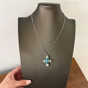 Elegante collana con ciondolo a croce in zircone smeraldo e catena d'argento per donne.