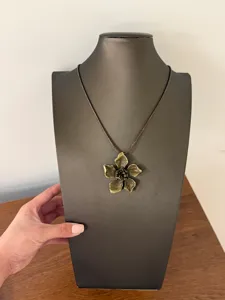 Vintage Metall Blumen Anhänger Halskette mit Lederband, elegante und einzigartige Schlüsselbeinkette.