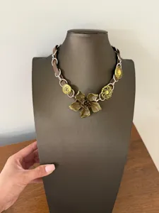 Vintage künstlerische Metallblume Anhänger Halskette mit Lederkette und Retro Design.